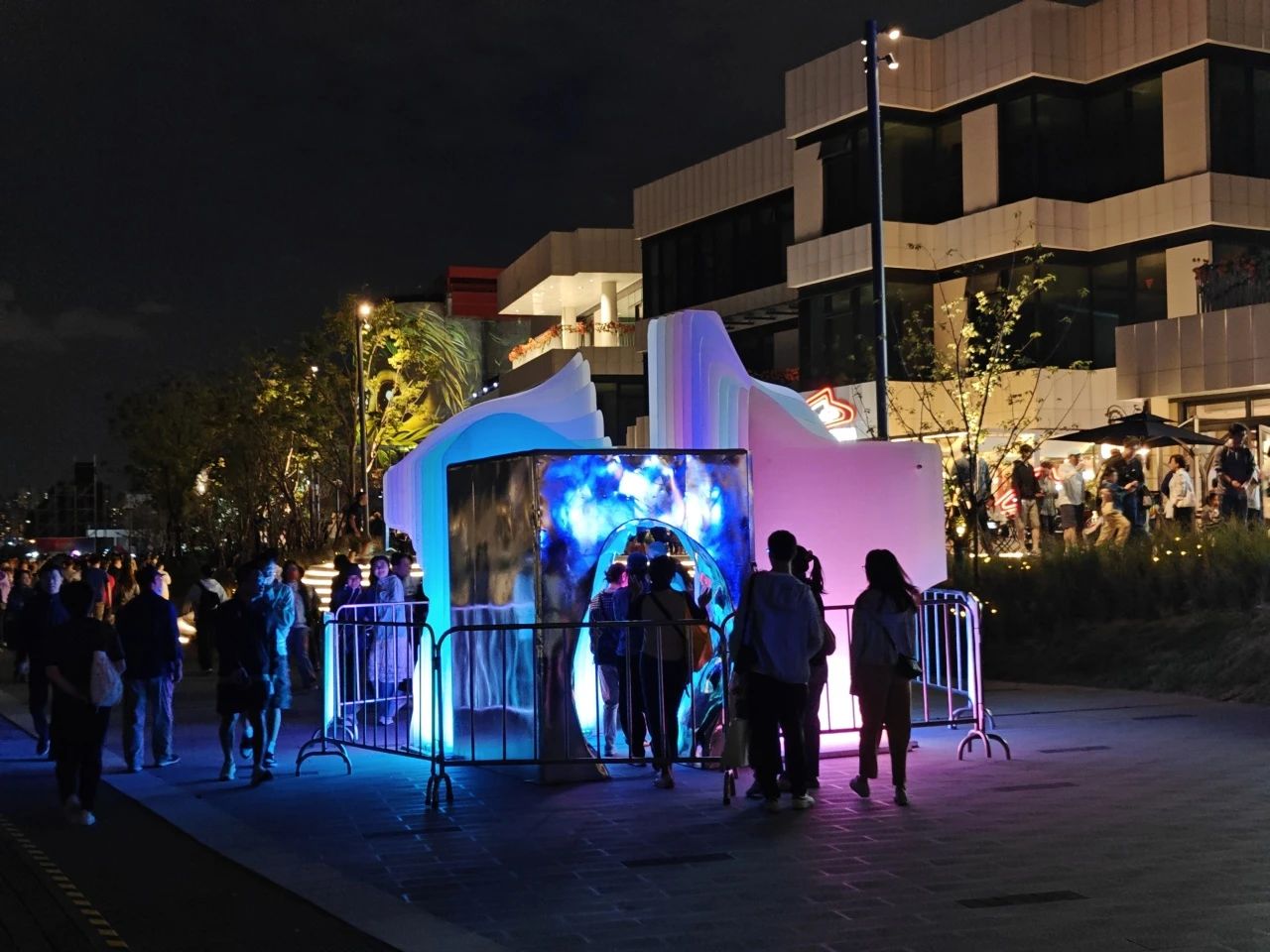 藏不住了，這個國慶，信達電通助力上海國際光影節徐匯分會場！